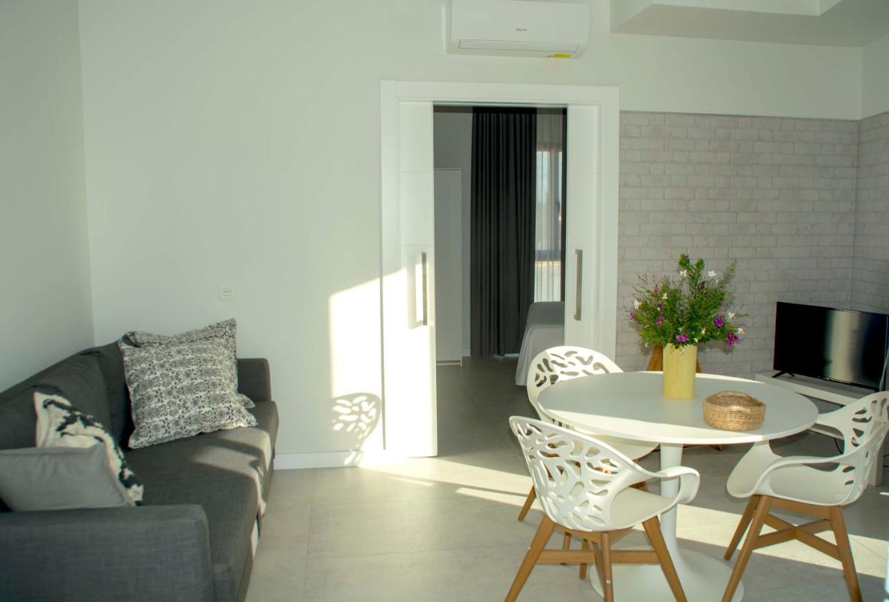 Apartamentos Madreselva Fernan Perez المظهر الخارجي الصورة